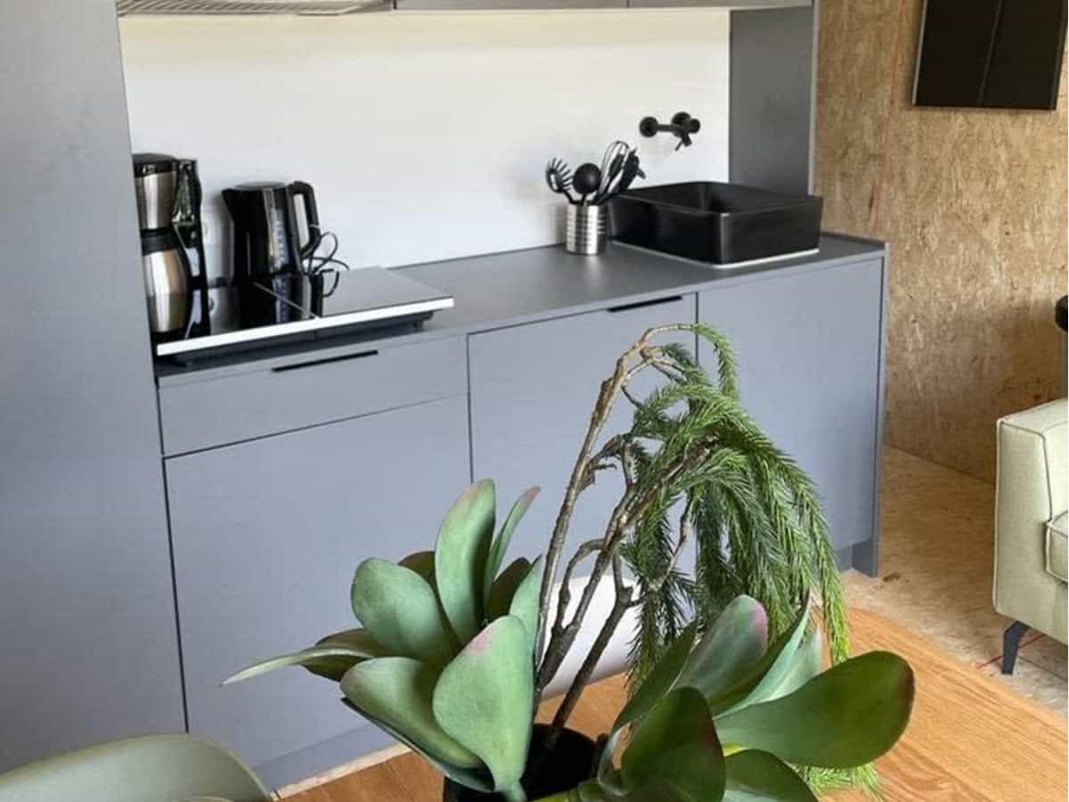 Impressie van de inrichting van tiny house Havenzicht voor 4 personen op Vakantiepark De Wiedense Meren in Wanneperveen