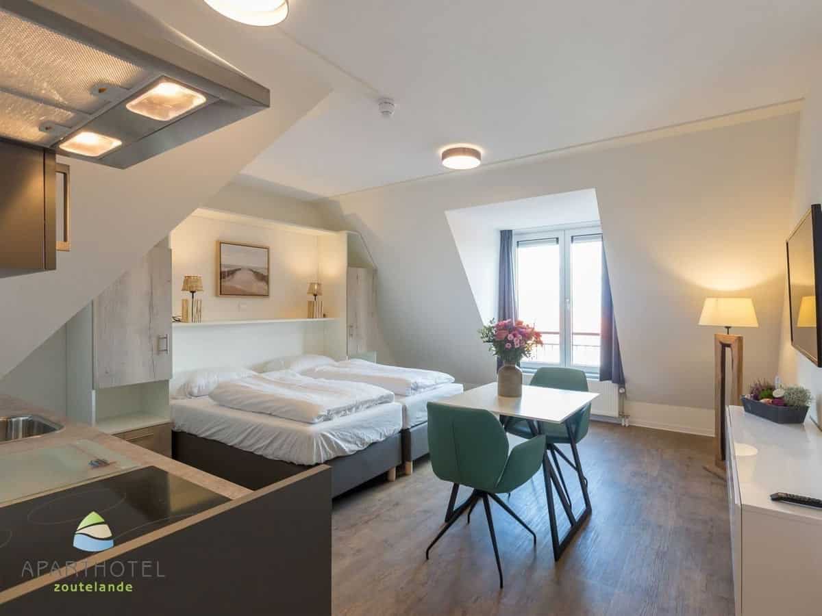 Impressie van de inrichting van je studio voor 2 personen in Aparthotel Zoutelanden, aan zee in Zeeland