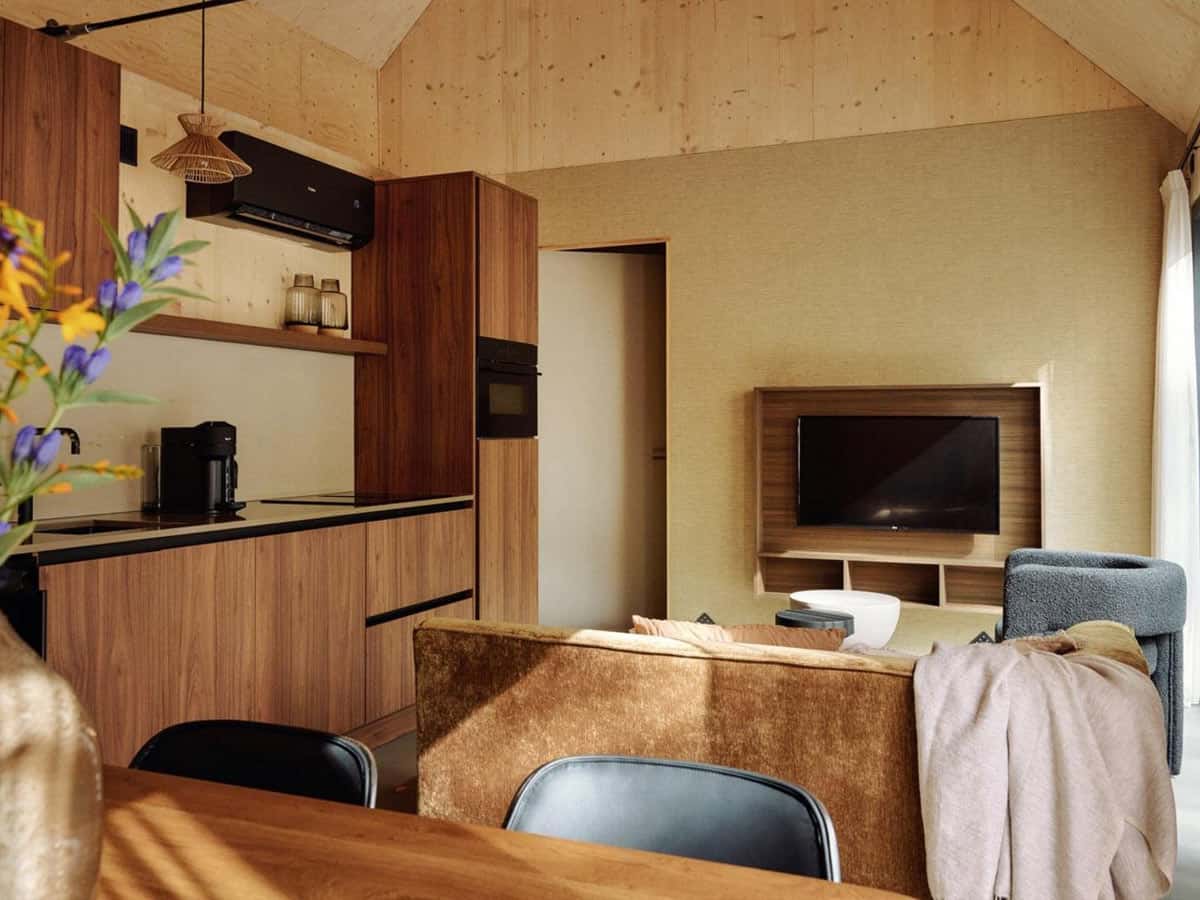 Impressie van de inrichting van de Unbrick One in Drenthe voor 4 personen op vakantiepark Roodewoud in Rolde